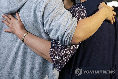'기다리던 가족의 품으로'(영종도=연합뉴스) 이진욱 기자 = 미국 이민당국에 의해 조지아주에 구금됐던 한국인 근로자가 12일 인천국제공항 제2여객터미널 주차장에서 가족과 상봉하고 있다. 2025.9.12 [공동취재] cityboy@yna.co.kr