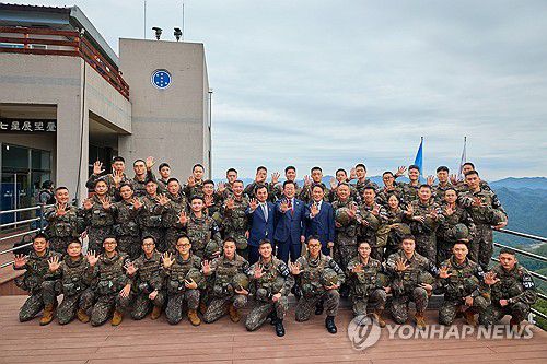 이재명 대통령, 전방부대 방문(서울=연합뉴스) 이재명 대통령이 12일 강원도 화천 7사단에서 장병들과 기념촬영을 하고 있다. 2025.9.12 [대통령실 제공. 재판매 및 DB 금지] xyz@yna.co.kr