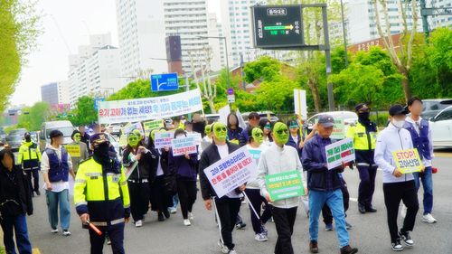 고아산업 중단을 요구하며 시위를 벌이는 고아권익연대 회원들[고아권익연대 제공]