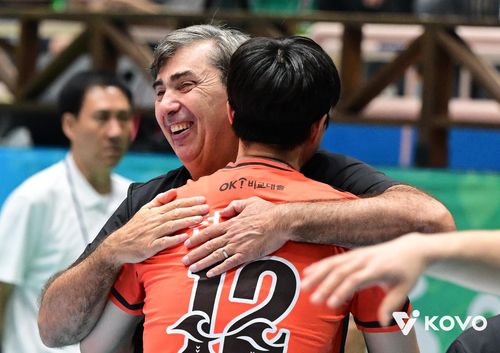 필립 블랑 현대캐피탈 감독과 포옹하는 전광인[한국배구연맹 제공. 재판매 및 DB 금지]
