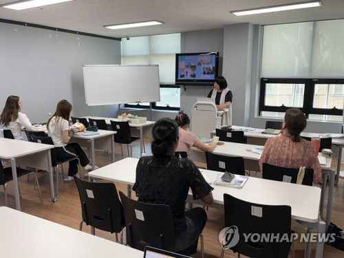 "조문 갈 때는 검은색 옷"… 한국 문화 배우는 외국인들(서울=연합뉴스) 최혜정 인턴기자 = 지난 11일 서울 강동구 강동외국인주민센터에서 외국인들이 '사회 통합 프로그램' 수업을 수강하고 있다. 강사가 한국의 장례식 문화를 소개하고 있다. 2025.9.13