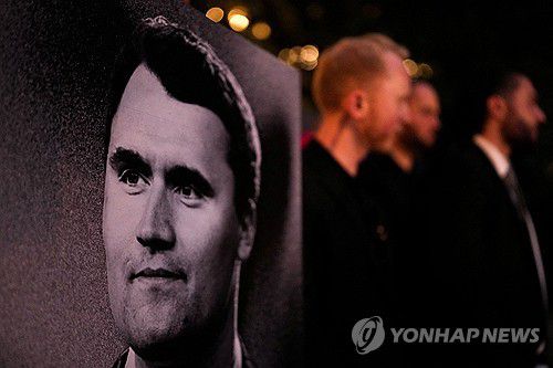 찰리 커크 추모 촛불집회(뉴욕 로이터=연합뉴스) 12일(현지시간) 미국 뉴욕의 매디슨 스퀘어 공원에서 찰리 커크 추모 촛볼집회가 열리고 있다. 2025.09.12 photo@yna.co.kr