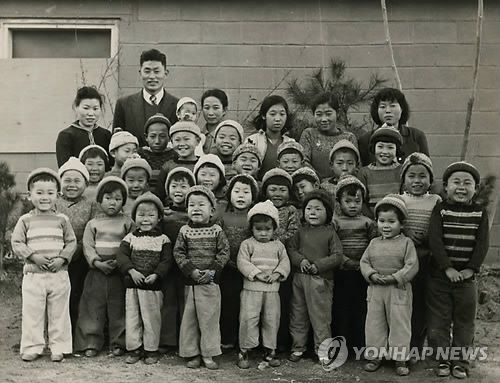 1950~1960년대 한국의 고아들이는 1950∼1960년대 주한 미군으로 복무했던 미샬로프와 폴 블랙으로부터 국가기록원이 기증받은 당시의 생할상 사진들 가운데 하나다.  [국가기록원 제공]