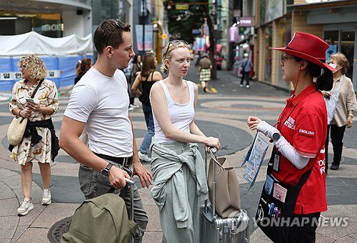 명동을 찾은 외국인들(서울=연합뉴스) 윤동진 기자 = 지난 6월 26일 서울 명동거리 모습. 2025.9.13