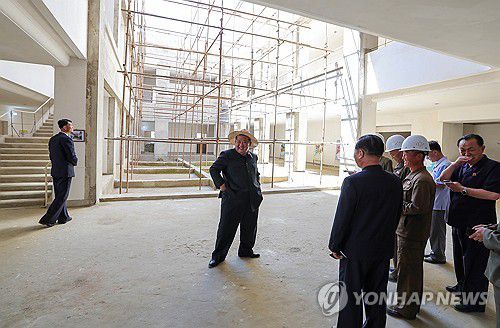 김정은, 룡강군병원건설장 시찰(평양 조선중앙통신=연합뉴스) 북한 김정은 국무위원장이 지난 12일 룡강군병원건설장을 현지지도했다고 조선중앙통신이 13일 보도했다. 2025.9.13      [국내에서만 사용가능. 재배포 금지. For Use Only in the Republic of Korea. No Redistribution] nkphoto@yna.co.kr