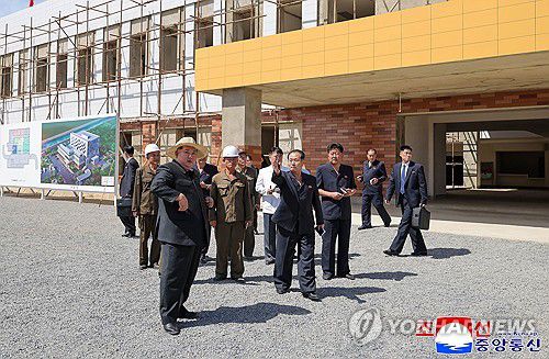김정은, 룡강군병원건설장 시찰(평양 조선중앙통신=연합뉴스) 북한 김정은 국무위원장이 지난 12일 룡강군병원건설장을 현지지도했다고 조선중앙통신이 13일 보도했다. 2025.9.13      [국내에서만 사용가능. 재배포 금지. For Use Only in the Republic of Korea. No Redistribution] nkphoto@yna.co.kr