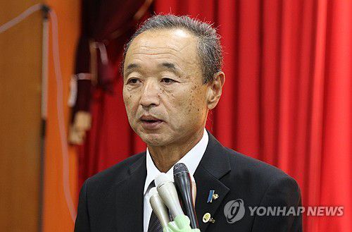 사도시장 "한국 측도 사도광산 추도식 참석하길"(사도[일본]=연합뉴스) 박상현 특파원 = 일본 니가타현 사도섬 아이카와개발종합센터에서 13일(현지시간) '사도광산 추도식'이 끝난 뒤 와타나베 류고 사도시장이 기자들과 만나 한국 측도 추도식에 참석하기를 희망한다고 말하고 있다. 2025.9.13