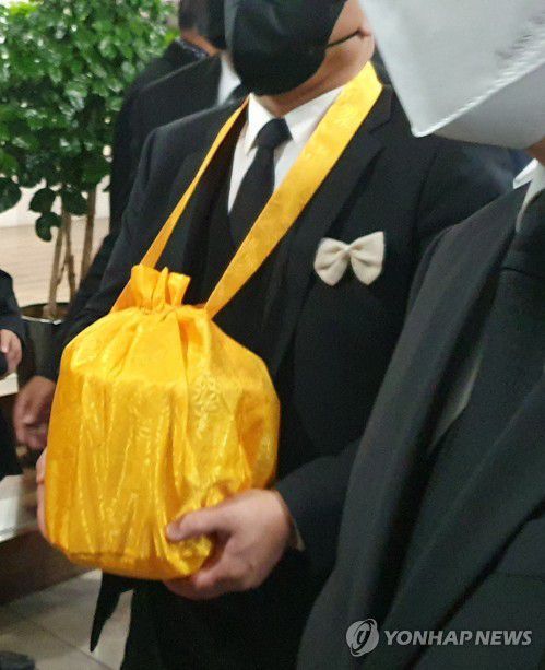 2021년 11월 27일 서울 서초구 서울추모공원에서 화장을 마친 전두환 전 대통령 유해가 연희동 자택으로 옮겨지고 있다. [연합뉴스 자료사진]