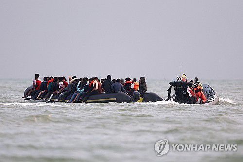 영국해협을 건너는 소형 보트[로이터 연합뉴스 자료사진. 재판매 및 DB 금지]