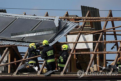 드론 잔해에 망가진 폴란드 주택[로이터 연합뉴스. 재판매 및 DB 금지]