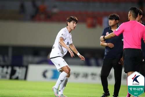 퇴장 판정에 항의하는 제주의 유인수[한국프로축구연맹 제공. 재판매 및 DB 금지]