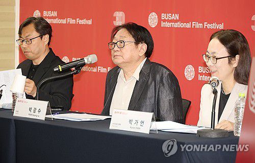 30주년 맞은 부산국제영화제(부산=연합뉴스) 박성제 기자 = 부산국제영화제 조직위원회가 29일 부산 해운대구 영화의전당에서 기자간담회를 열고 올해 30주년을 맞은 부산국제영화제의 세부 변화에 대해 설명하고 있다. 왼쪽부터 정한석 집행위원장, 박광수 이사장, 박가언 수석프로그래머. 2025.4.29 psj19@yna.co.kr