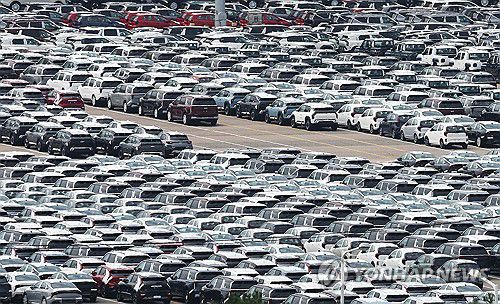 반도체ㆍ자동차 수출 호조에 7월 경상수지 흑자(평택=연합뉴스) 홍기원 기자 = 반도체·자동차 수출 호조 등과 함께 지난 7월 우리나라 경상수지가 27개월째 흑자 기조를 이어갔다.     한국은행이 4일 발표한 국제수지 잠정 통계에 따르면 7월 경상수지는 107억8천만달러(약 15조원) 흑자로 집계됐다.     6월(142억7천만달러)보다 줄었지만, 7월 기준으로는 역대 최대일 뿐 아니라 2000년대 들어 두 번째로 긴 27개월 연속 흑자 기록이다.     사진은 이날 경기도 평택항에 수출용 자동차가 세워져 있는 모습. 2025.9.4 xanadu@yna.co.kr