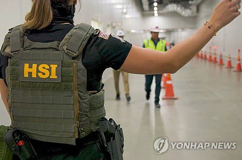 美, 韓현장 이민단속 사진 공개(서울=연합뉴스) 미국 이민 단속 당국이 홈페이지를 통해 지난 4일(현지시간) 조지아주 현대차그룹-LG에너지솔루션의 합작 배터리 공장 건설현장에서 벌인 불법체류·고용 단속 현장 사진을 홈페이지를 통해 공개했다. 2025.9.6 [ICE 제공.재판매 및 DB 금지] photo@yna.co.kr