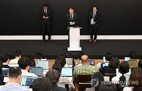 질의응답 하는 KT 주요 경영진들(서울=연합뉴스) 이동해 기자 = KT 주요 경영진들이 11일 서울 종로구 KT 광화문빌딩 웨스트 사옥에서 열린 소액결제 피해 관련 기자 브리핑에서 질의응답하고 있다. 2025.9.11 [공동취재] eastsea@yna.co.kr