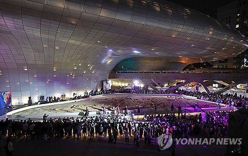 아프리카 패션쇼를 향한 관심(서울=연합뉴스) 임화영 기자 = 13일 서울 중구 동대문디자인플라자(DDP)에서 '제8회 서울아프리카페스티벌'의 아프리카 패션쇼가 진행되고 있다. 2025.9.14 hwayoung7@yna.co.kr