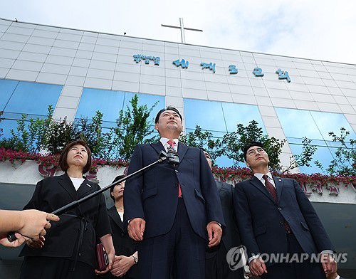 세계로교회 예배 참석하는 장동혁(부산=연합뉴스) 손형주 기자 = 국민의힘 장동혁 대표가 14일 오전 부산 강서구 세계로교회 예배에 참석 하기 전 취재진 질문에 답하고 있다. 국민의힘 지도부는 이날 부산 첫 방문 일정으로 최근 구속된 손현보 목사가 담임 목사로 있는 세계로교회 예배에 참석했다. 손 목사는 개신교계 단체인 '세이브코리아'를 이끌며 윤석열 전 대통령의 탄핵 반대 집회를 주도하기도 했다. 2025.9.14 handbrother@yna.co.kr