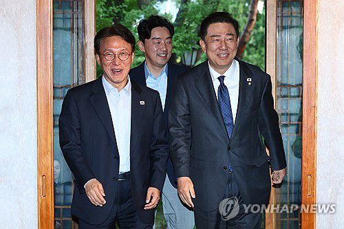 당정대 고위급 만찬회동 참석하는 김민석-김병기-강훈식(서울=연합뉴스) 서대연 기자 = 김민석 국무총리(왼쪽), 더불어민주당 김병기 원내대표(오른쪽), 강훈식 대통령비서실장이 14일 서울 종로구 총리 공관에서 열린 당·정·대(더불어민주당·정부·대통령실) 고위급 만찬회동에 참석하고 있다. 2025.9.14 dwise@yna.co.kr