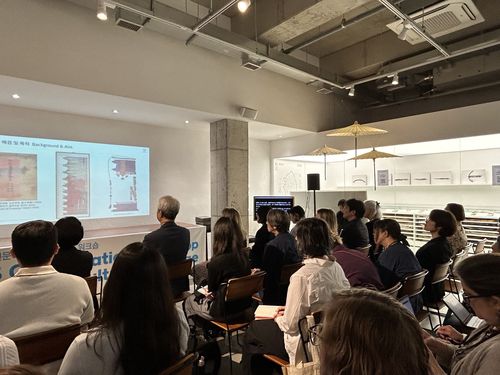 태조 어진의 '디지털 복원' 방법은     (서울=연합뉴스) 김예나 기자 = 지난 13일 서울 종로구 한지가헌에서 열린 '제4회 해외전문가 보존처리 교육 워크숍' 행사에서 참석자들이 강연을 듣고 있다. 한국에서 처음 열린 워크숍에는 미국, 영국, 일본 등 해외 주요 박물관과 미술관에서 활동하는 한국 회화 담당 보존 처리 전문가 20여 명이 참여했다. 2025.9.15     yes@yna.co.kr