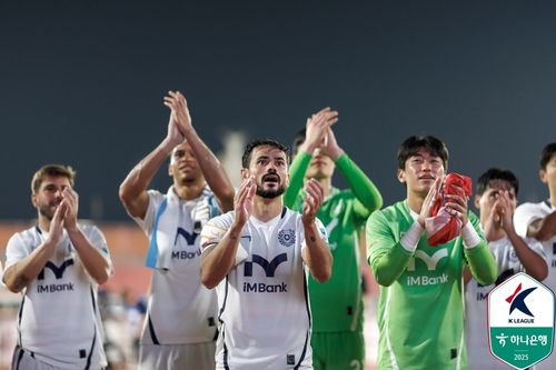 14일 김천과의 경기 이후 인사하는 세징야(가운데) 등 대구 선수들[한국프로축구연맹 제공. 재판매 및 DB 금지]