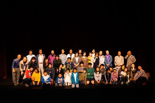 이상직 연출(두 번째 줄 왼쪽 다섯번째)과 극단 '마을' 단원[극단 마을 제공]