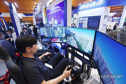 도심항공교통 가상 시뮬레이터(서울=연합뉴스) 진연수 기자 = 19일 서울 강남구 코엑스에서 열린 2025 국토교통기술대전에서 부스 관계자가 도심항공교통 가상 통합운용 관련 시뮬레이터를 시연하고 있다. 2025.6.19 jin90@yna.co.kr