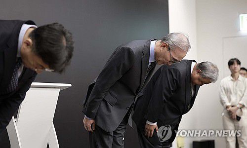 고개 숙인 김영섭 KT 사장(서울=연합뉴스) 이동해 기자 = 김영섭 KT 사장(가운데)이 11일 서울 종로구 KT 광화문빌딩 웨스트 사옥에서 소액결제 피해와 관련해 고개 숙여 사과하고 있다. 2025.9.11 [공동취재] eastsea@yna.co.kr