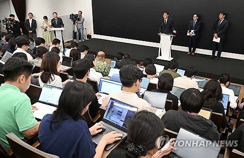 질의응답 하는 KT 주요 경영진들(서울=연합뉴스) 이동해 기자 = KT 주요 경영진들이 11일 서울 종로구 KT 광화문빌딩 웨스트 사옥에서 열린 소액결제 피해 관련 기자 브리핑에서 질의응답하고 있다. 2025.9.11 [공동취재] eastsea@yna.co.kr