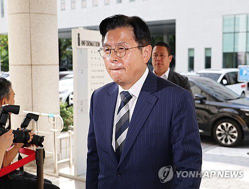 황교안 대표, '패스트트랙 사건' 결심 공판 출석(서울=연합뉴스) 류영석 기자 = 자유와혁신 황교안 대표가 15일 서울 양천구 서울남부지방법원에서 열린 '국회 패스트트랙(신속처리안건) 충돌 사건' 1심 결심 공판에 출석하고 있다. 2025.9.15 ondol@yna.co.kr