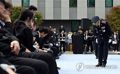 고개 숙인 김용진 해양경찰청장(인천=연합뉴스) 임순석 기자 = 김용진 해양경찰청장이 15일 인천 서구 인천해양경찰서에서 엄수된 '해양경찰관 고(故) 이재석 경사 영결식'에서 유가족에게 고개 숙이고 있다. 2025.9.15 [공동취재] soonseok02@yna.co.kr