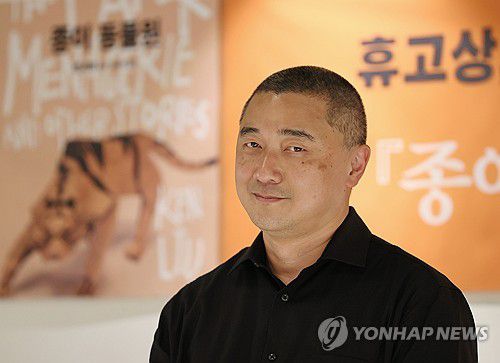 켄 리우 첫 내한(서울=연합뉴스) 이재희 기자 = '종이 동물원'으로 유명한 미국 작가 켄 리우가 15일 서울 중구 달개비에서 열린 첫 내한 기자간담회에 앞서 포즈를 취하고 있다. 2025.9.15 scape@yna.co.kr