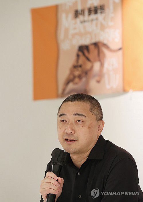 '종이 동물원'의 켄 리우 내한(서울=연합뉴스) 이재희 기자 = '종이 동물원'으로 유명한 미국 작가 켄 리우가 15일 서울 중구 달개비에서 열린 첫 내한 기자간담회에서 인사말을 하고 있다. 2025.9.15 scape@yna.co.kr