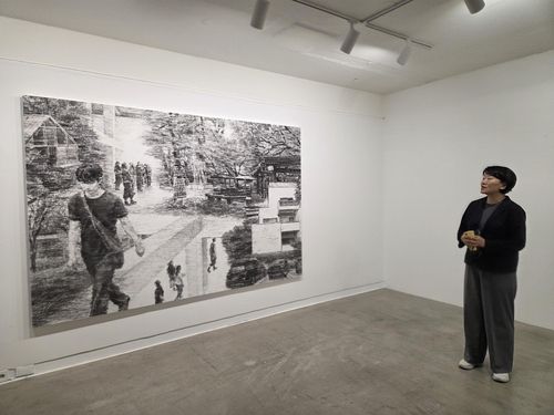 작가 민재영과 그의 작품 '도시·전시·정원'(서울=연합뉴스) 박의래 기자 = 작가 민재영이 16일 성곡미술관 개관 30주년 기념전 '미술관을 기록하다'에 전시 중인 자기 작품 '도시·전시·정원'에 대해 설명하고 있다. 2025.9.16. laecorp@yna.co.kr