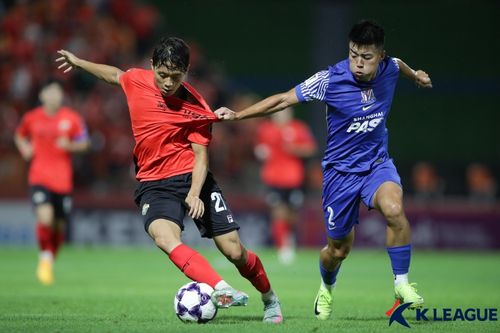 경합하는 강원FC·상하이 선화 선수들[한국프로축구연맹 제공. 재판매 및 DB 금지]