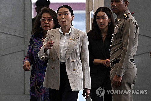 탁신 전 총리를 면회하러 온 가족지난 15일(현지시간) 태국 방콕의 끌랑 쁘렘 교도소에 수감돼 있는 탁신 친나왓 전 태국 총리를 면회하기 위해 도착한 막내딸 패통탄 친나왓 전 총리(가운데) 등 가족들. 2025.09.16 [AFP 연합뉴스 자료사진. 재판매 및 DB 금지]