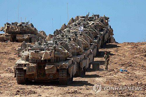 가자지구로 진입하는 이스라엘군 탱크 행렬[AFP 연합뉴스 재판매 및 DB 금지]