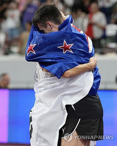 우상혁과 커의 포옹(도쿄 AP=연합뉴스) 우상혁(왼쪽)이 16일 일본 도쿄 국립경기장에서 열린 2025 세계육상선수권대회 남자 높이뛰기 결선에서 2ｍ34로 2위를 차지한 뒤, 1위 커와 포옹하고 있다.