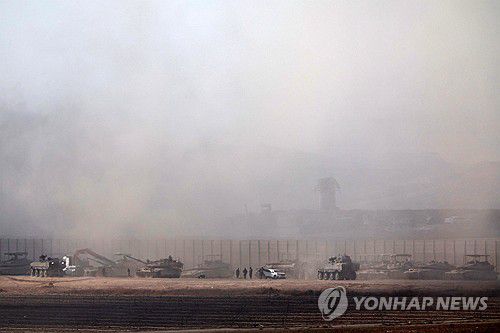 15일(현지시간) 이스라엘군이 가자시티 외곽을 공습한 후 연기가 피어오르는 모습[EPA=연합뉴스. 재판매 및 DB 금지]