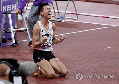 포효하는 우상혁(도쿄 EPA=연합뉴스) 우상혁이 16일 일본 도쿄 국립경기장에서 열린 2025 세계육상선수권 남자 높이뛰기 결선에서 2위에 오른 뒤, 포효하고 있다.