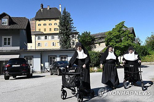 골든슈타인 성을 걷는 세 수녀들[로이터 연합뉴스]