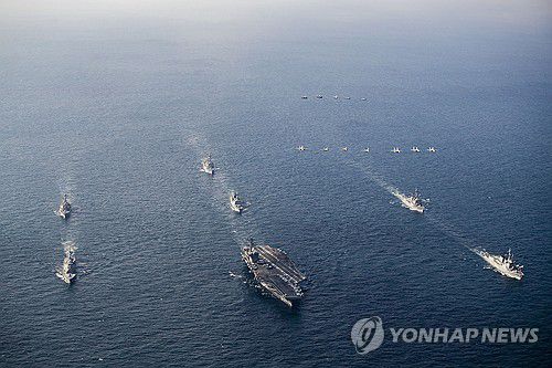 2차 프리덤 에지(서울=연합뉴스) 지난 13일 제주 남방 공해상에서 한미일 다영역 훈련인 '24-2차 '프리덤 에지' 훈련을 시행하고 있다.      해상 가운데 앞줄 미국 항공모함 조지워싱턴함, 가운데 중간 한국 충무공이순신함, 가운데 뒷줄 미국 듀이함, 왼쪽 앞줄 일본 하구로함, 왼쪽 뒷줄 미국 히긴스함, 오른쪽 앞줄 한국 서애류성룡함, 오른쪽 뒷줄 미국 맥캠벨함.      상공에는 한미일 전투기들이 기동하고 있다. 윗줄 왼쪽부터 첫번째ㆍ두번째 한국 F-15K, 세번째 미국 F-35C, 네번째ㆍ다섯번째 일본 F-2. 아랫줄 왼쪽부터 첫번째 미국 F-18, 두번째ㆍ세번째 한국 F-35A, 네번째 미국 F-35C, 다섯번째ㆍ여섯번째 일본 F-15J, 일곱번째 미국 F-18. 2024.11.14 [합참 제공. 재판매 및 DB 금지] photo@yna.co.kr