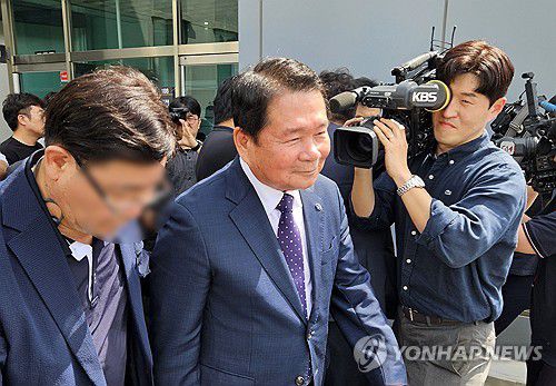 법원 빠져나가는 신경호 강원교육감[연합뉴스 자료사진]