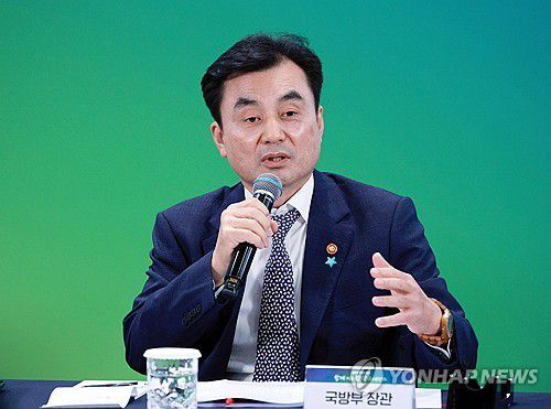 발표하는 안규백 장관(춘천=연합뉴스) 한상균 기자 = 안규백 국방부 장관이 12일 강원도 춘천시 강원창작개발센터에서 열린 이재명 대통령 지역 토론회 '강원의 마음을 듣다' 타운홀 미팅에서 발표하고 있다. 2025.9.12 [대통령실통신사진기자단] xyz@yna.co.kr