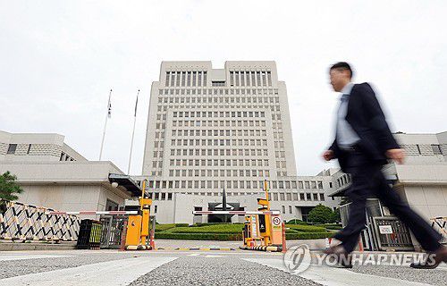 "대법원장 사퇴" 민주당 사법부 압박, 법원은 '침묵'(서울=연합뉴스) 신현우 기자 = 16일 서울 서초구 대법원.     대법원은 지난 주말부터 이어진 더불어민주당 강경파 의원들의 조희대 대법원장 사퇴 요구 속에도 특별한 입장을 보이지 않고 있다. 2025.9.16 nowwego@yna.co.kr