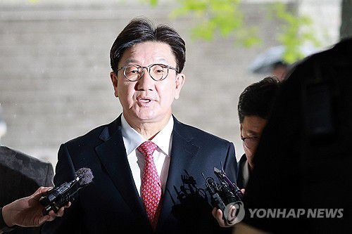 영장심사 출석하는 권성동 의원(서울=연합뉴스) 신현우 기자 = 윤석열 정부와 통일교 간 '정교 유착'의 발단으로 지목된 국민의힘 권성동 의원이 16일 서울 서초구 서울중앙지법에서 열린 구속 전 피의자 심문(영장실질심사)에 출석하고 있다. 2025.9.16 nowwego@yna.co.kr