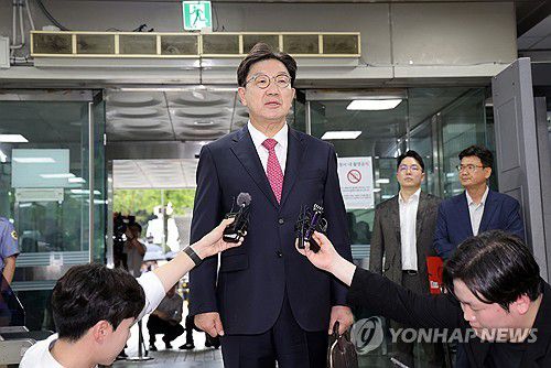 영장심사 출석 앞서 취재진 앞에 선 권성동 의원(서울=연합뉴스) 신현우 기자 = 윤석열 정부와 통일교 간 '정교 유착'의 발단으로 지목된 국민의힘 권성동 의원이 16일 서울 서초구 서울중앙지법에서 열린 구속 전 피의자 심문(영장실질심사)에 출석하며 입장을 말하고 있다. 2025.9.16 nowwego@yna.co.kr