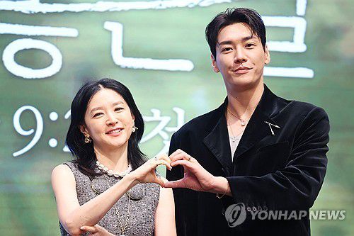 이영애·김영광이 만드는 하트(서울=연합뉴스) 진연수 기자 = 배우 이영애(왼쪽)와 김영광이 16일 오후 서울 구로구 더세인트에서 열린 KBS 새 토일 미니시리즈 '은수 좋은 날' 제작발표회에서 포즈를 취하고 있다. 2025.9.16 jin90@yna.co.kr