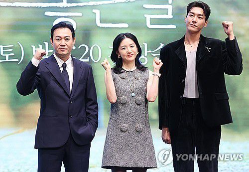 '은수 좋은 날' 파이팅(서울=연합뉴스) 진연수 기자 = 배우 박용우(왼쪽부터), 이영애, 김영광이 16일 오후 서울 구로구 더세인트에서 열린 KBS 새 토일 미니시리즈 '은수 좋은 날' 제작발표회에서 포즈를 취하고 있다. 2025.9.16 jin90@yna.co.kr