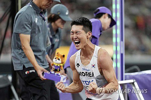 우상혁, 도쿄 세계육상선수권 은메달(도쿄 AP=연합뉴스) 우상혁이 16일 일본 도쿄 국립경기장에서 열린 2025 세계육상선수권 남자 높이뛰기 결선에서 2ｍ34를 넘은 뒤 기뻐하고 있다. 이날 우상혁은 2위에 올랐다.