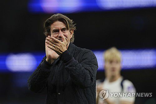 UCL 데뷔전을 승리로 이끈 토마스 프랑크 토트넘 감독.[AP=연합뉴스]